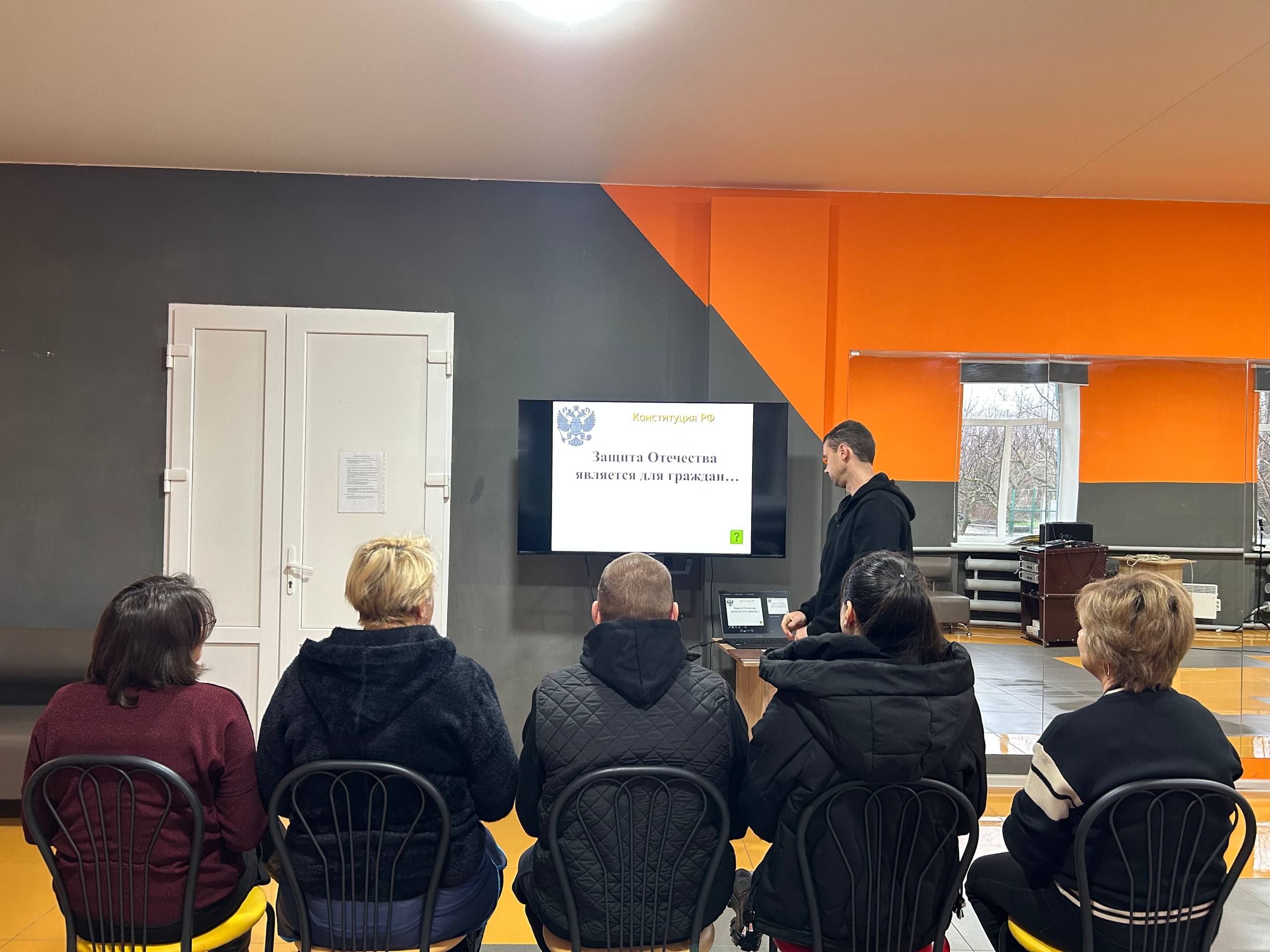 12.12.2025. В МБУ «Вольненский СДК» прошла увлекательная квиз-игра «Закон, по которому мы живем», приуроченная ко Дню Конституции России 12.12.2025. В МБУ «Вольненский СДК» прошла увлекательная квиз-игра «Закон, по которому мы живем», приуроченная ко Дню Конституции России