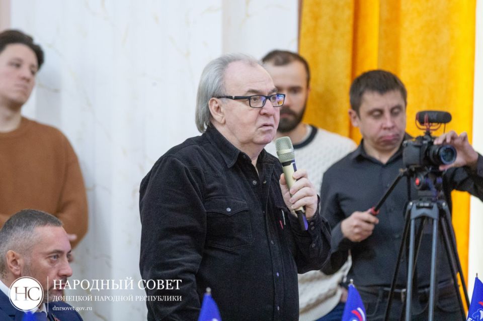 Александр Подгорный: Сегодня в Народном Совете с отчетом о работе Правительства ДНР выступил Председатель Правительства Андрей Геннадьевич Чертков Александр Подгорный: Сегодня в Народном Совете с отчетом о работе Правительства ДНР выступил Председатель Правительства Андрей Геннадьевич Чертков