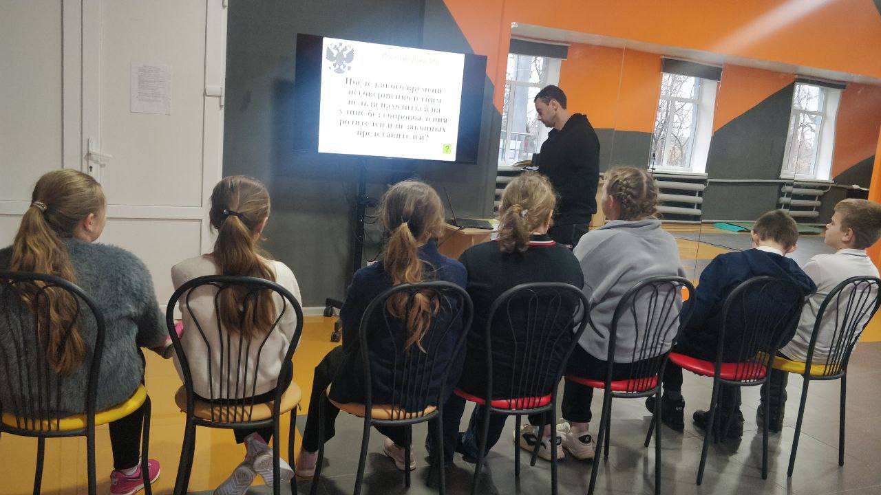 12.12.2025. В МБУ «Вольненский СДК» прошла увлекательная квиз-игра «Закон, по которому мы живем», приуроченная ко Дню Конституции России 12.12.2025. В МБУ «Вольненский СДК» прошла увлекательная квиз-игра «Закон, по которому мы живем», приуроченная ко Дню Конституции России