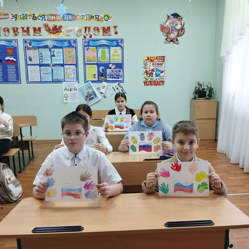 Выставка рисунков в Тельмановской гимназии: "Мы дети твои, Россия" Выставка рисунков в Тельмановской гимназии: "Мы дети твои, Россия"