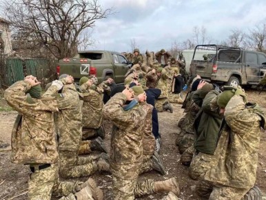 Стоят на коленях под ФАБами: солдаты ВСУ массово сдаются в плен в Димитрове