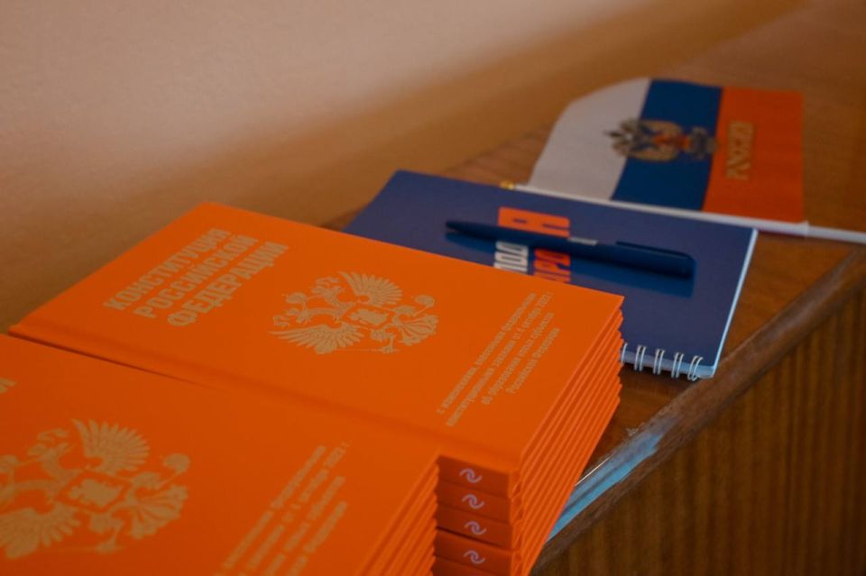 Проверяем знания. Старобешевское отделение МР и МГЕР ДНР провели викторину в Новозарьевской школе совместно с военнослужащими Росгвардии в преддверии Дня Конституции Проверяем знания. Старобешевское отделение МР и МГЕР ДНР провели викторину в Новозарьевской школе совместно с военнослужащими Росгвардии в преддверии Дня Конституции