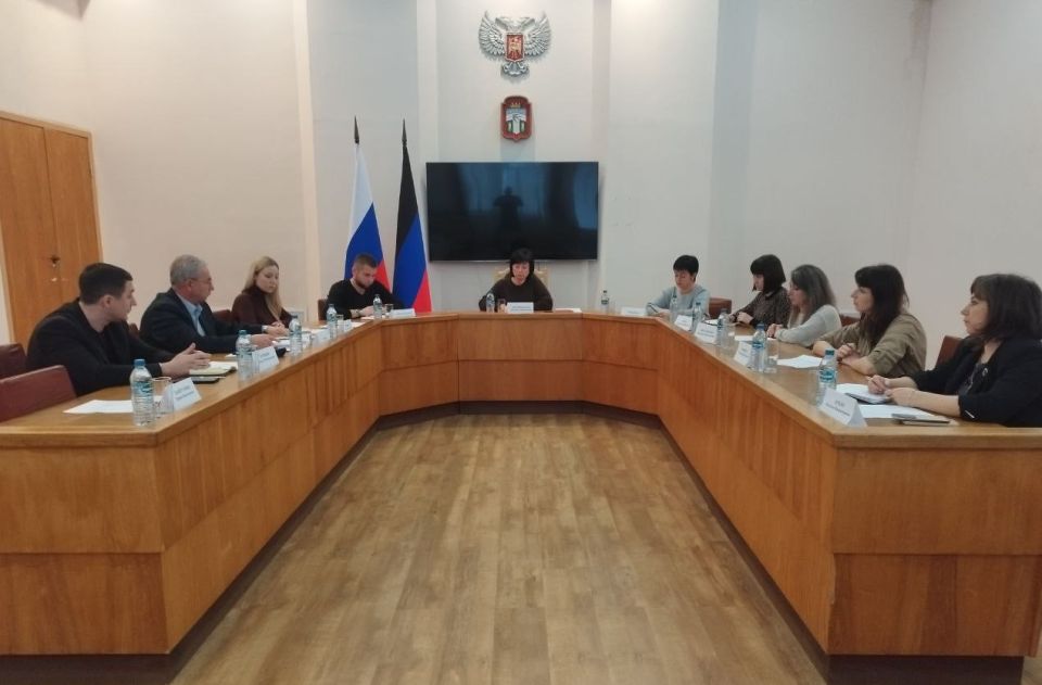 11 декабря председатель Тельмановского муниципального совета Дмитрий Липчанский совместно с депутатами Тельмановского муниципального совета Юлией Линник и Наталией Зубач приняли участие в заседании штаба по... 11 декабря председатель Тельмановского муниципального совета Дмитрий Липчанский совместно с депутатами Тельмановского муниципального совета Юлией Линник и Наталией Зубач приняли участие в заседании штаба по...