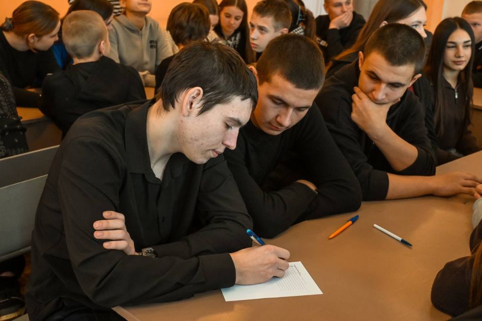 Проверяем знания. Старобешевское отделение МР и МГЕР ДНР провели викторину в Новозарьевской школе совместно с военнослужащими Росгвардии в преддверии Дня Конституции Проверяем знания. Старобешевское отделение МР и МГЕР ДНР провели викторину в Новозарьевской школе совместно с военнослужащими Росгвардии в преддверии Дня Конституции