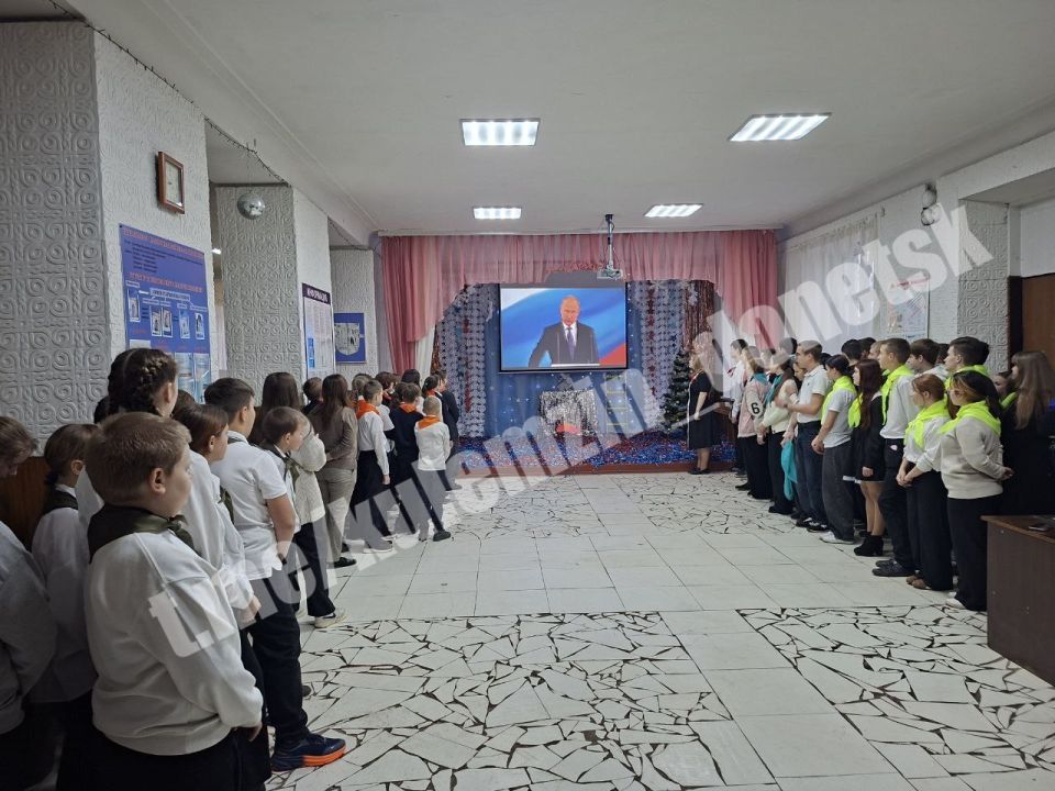 В День Конституции Российской Федерации в школах Донецка прошли единые уроки «Права человека», классные часы, лекции, диспуты, тематические квесты, игры, викторины и выставки В День Конституции Российской Федерации в школах Донецка прошли единые уроки «Права человека», классные часы, лекции, диспуты, тематические квесты, игры, викторины и выставки