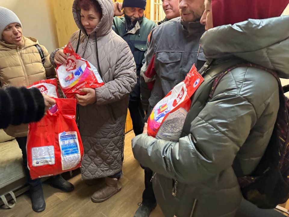 Анна Кузнецова: Передали гуманитарный груз в Курахово, Горловку и Енакиево Анна Кузнецова: Передали гуманитарный груз в Курахово, Горловку и Енакиево