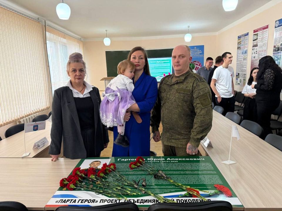 В память о защитнике в Горловке открыли Парту Героя В память о защитнике в Горловке открыли Парту Героя