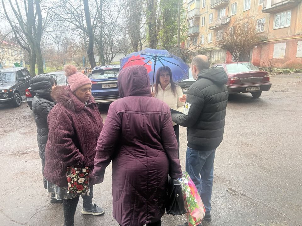 Продолжаются сходы с жителями Ленинского района города Донецка Продолжаются сходы с жителями Ленинского района города Донецка
