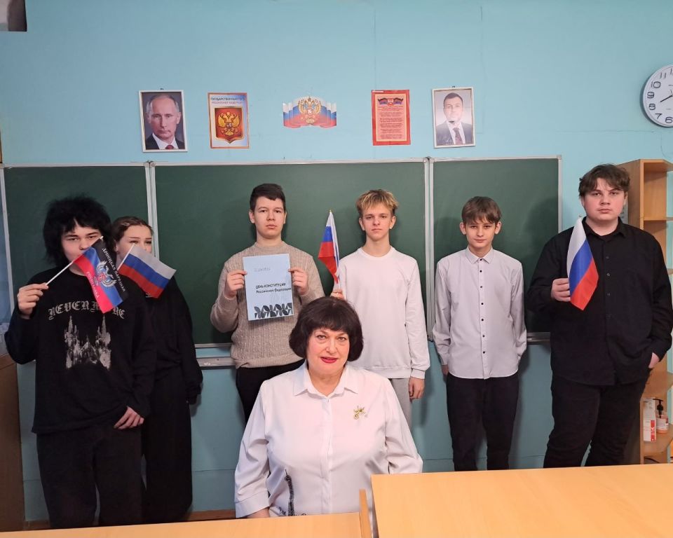 В школах Ждановки отметили День Конституции В школах Ждановки отметили День Конституции