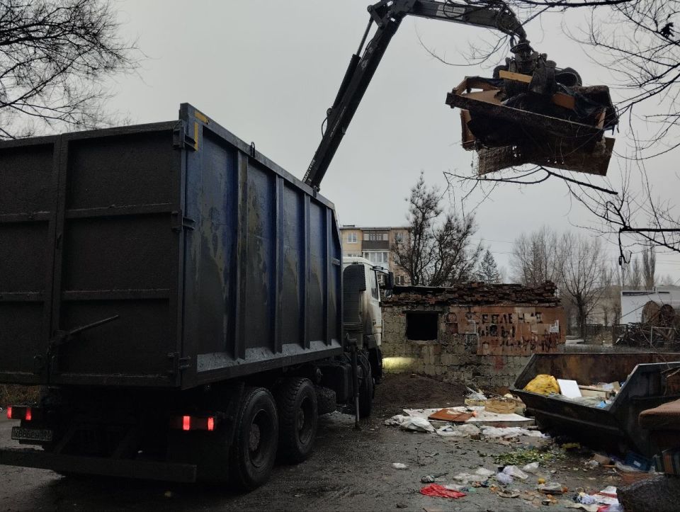 Сегодня, 12 декабря с целью приведения территории в надлежащее санитарное состояние выполнены работы по вывозу крупногабаритных накоплений мусора на контейнерных площадках по адресам: ул. Парижской Коммуны, д. 1; ул.... Сегодня, 12 декабря с целью приведения территории в надлежащее санитарное состояние выполнены работы по вывозу крупногабаритных накоплений мусора на контейнерных площадках по адресам: ул. Парижской Коммуны, д. 1; ул....