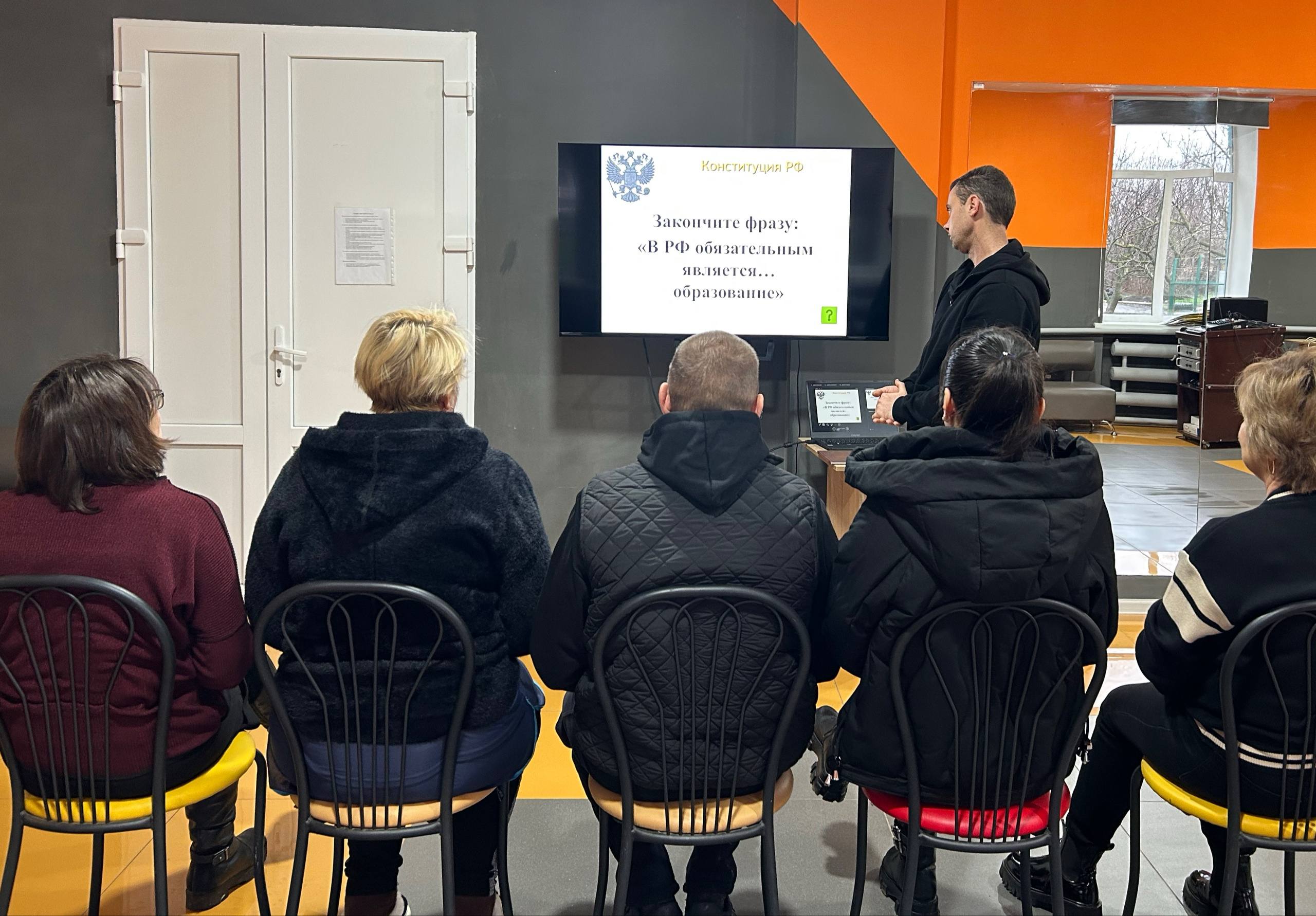 12.12.2025. В МБУ «Вольненский СДК» прошла увлекательная квиз-игра «Закон, по которому мы живем», приуроченная ко Дню Конституции России 12.12.2025. В МБУ «Вольненский СДК» прошла увлекательная квиз-игра «Закон, по которому мы живем», приуроченная ко Дню Конституции России