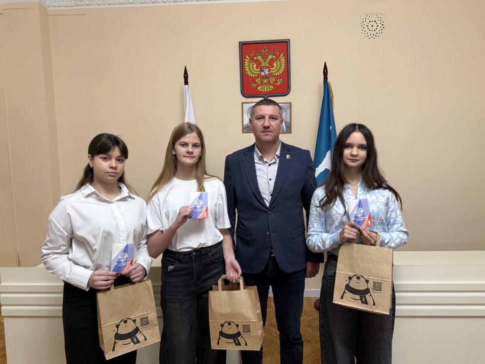 Александр Шатов: В Шахтерске вручили первые паспорта активистам «Первых» Александр Шатов: В Шахтерске вручили первые паспорта активистам «Первых»