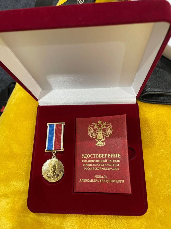 Министр культуры РФ наградила артистку Донецкой муздрамы Министр культуры РФ наградила артистку Донецкой муздрамы
