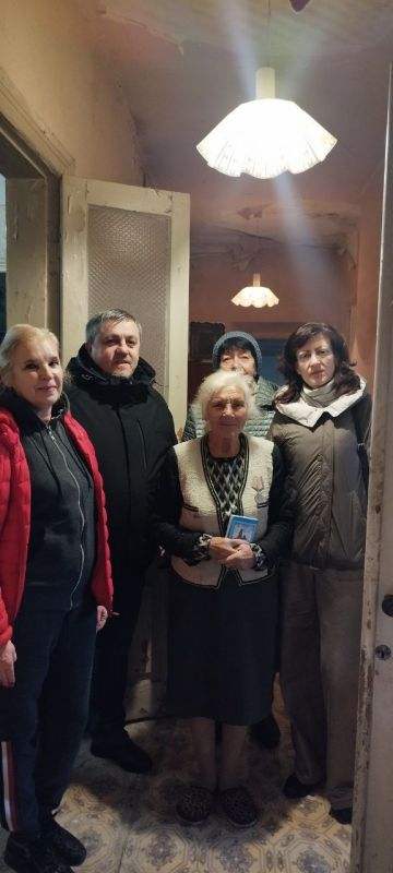 Сергей Скиданов: Сегодня мои коллеги, Людмила Александровна Юдина, управляющая делами Управы Киевского внутригородского района Администрации г.о. Донецк, и мой помощник Анатолий Анатольевич Прилепский, посетили Тамару... Сергей Скиданов: Сегодня мои коллеги, Людмила Александровна Юдина, управляющая делами Управы Киевского внутригородского района Администрации г.о. Донецк, и мой помощник Анатолий Анатольевич Прилепский, посетили Тамару...