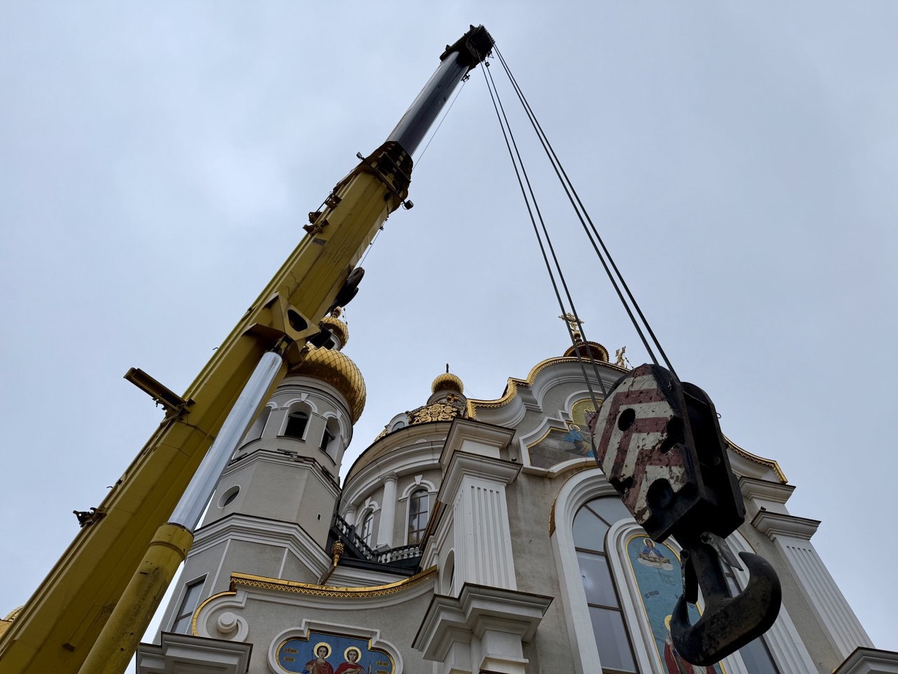 Этого ждали два года: накупольный крест возвращен на собор святых Петра и Февронии в Донецке Этого ждали два года: накупольный крест возвращен на собор святых Петра и Февронии в Донецке