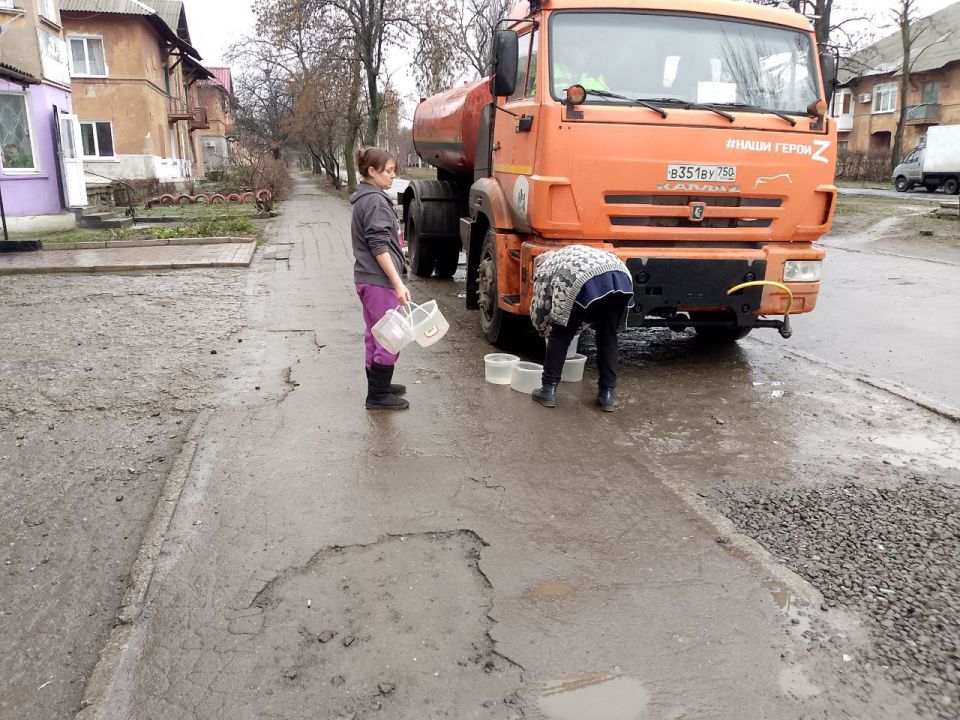 Сегодня, 12 декабря,в Кировском внутригородском районе, согласно поступившим заявкам, был организован подвоз воды для жителей домов, в которые в установленный графиком день не поступила вода Сегодня, 12 декабря,в Кировском внутригородском районе, согласно поступившим заявкам, был организован подвоз воды для жителей домов, в которые в установленный графиком день не поступила вода