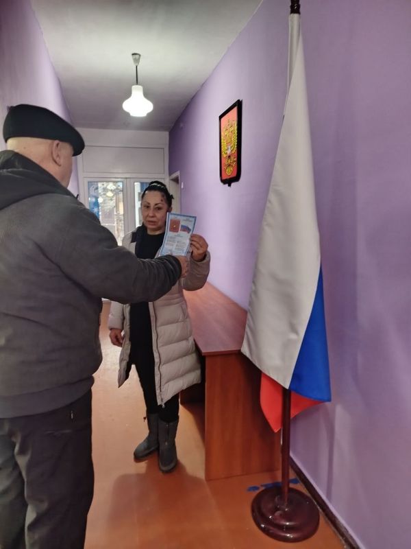 12 декабря ежегодно отмечается один из главных государственных праздников - День Конституции РФ 12 декабря ежегодно отмечается один из главных государственных праздников - День Конституции РФ