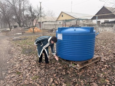 12 декабря 2025 года во исполнение поручения Главы Донецкой Народной Республики депутаты Ясиноватского муниципального совета Анна Бондарь и Валерий Аксенов посетили места подвоза воды