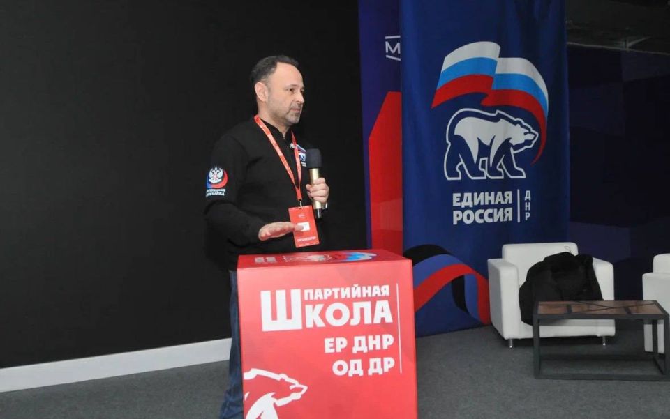 На форуме муниципальных депутатов и секретарей первичных отделений Единой России команда местного отделения Снежного показала командный дух, единство и стойкость На форуме муниципальных депутатов и секретарей первичных отделений Единой России команда местного отделения Снежного показала командный дух, единство и стойкость