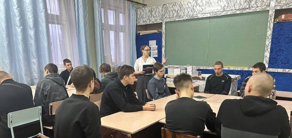 Партийцы Снежного провели тематические занятия, посвященные Дню Конституции РФ Партийцы Снежного провели тематические занятия, посвященные Дню Конституции РФ