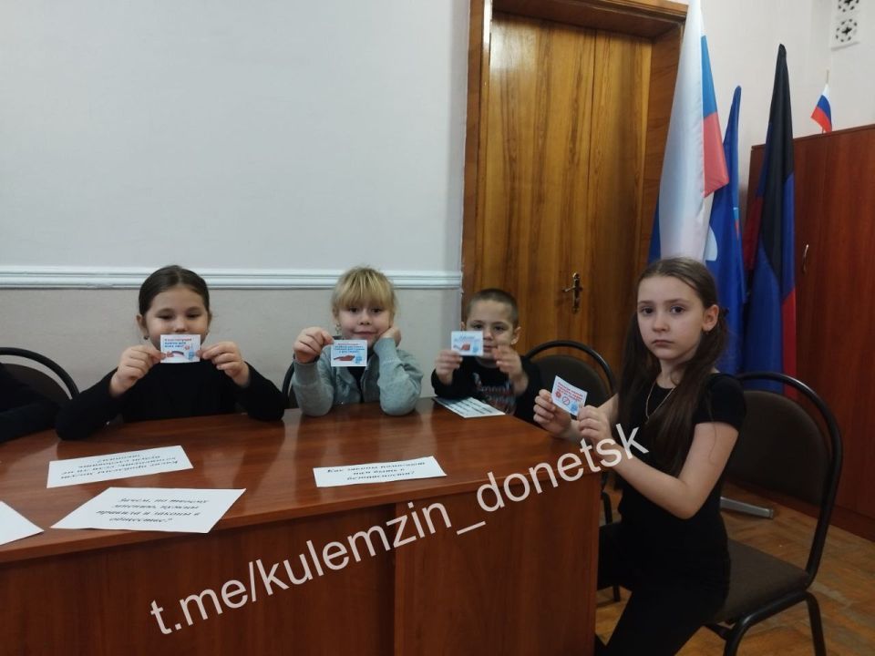 В рамках проекта «Культура малой родины» партии «Единая Россия» для самых маленьких участников творческих коллективов Дворца культуры «Юбилейный» состоялась познавательная беседа ко Дню Конституции Российской Федерации... В рамках проекта «Культура малой родины» партии «Единая Россия» для самых маленьких участников творческих коллективов Дворца культуры «Юбилейный» состоялась познавательная беседа ко Дню Конституции Российской Федерации...