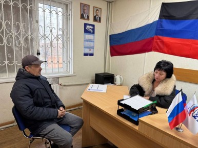 Сегодня, 12 декабря, Глава Тельмановского округа Наталья Великодная провела приём граждан в общественной приёмной партии «Единая Россия» в городе Курахово и пгт Тельманово