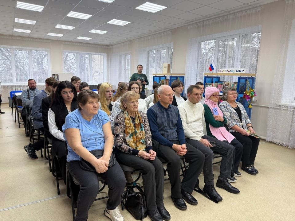 12 декабря в Харцызской библиотеке состоялось знаковое событие — презентация трех сборников рассказов, написанных непосредственными участниками специальной военной операции 12 декабря в Харцызской библиотеке состоялось знаковое событие — презентация трех сборников рассказов, написанных непосредственными участниками специальной военной операции