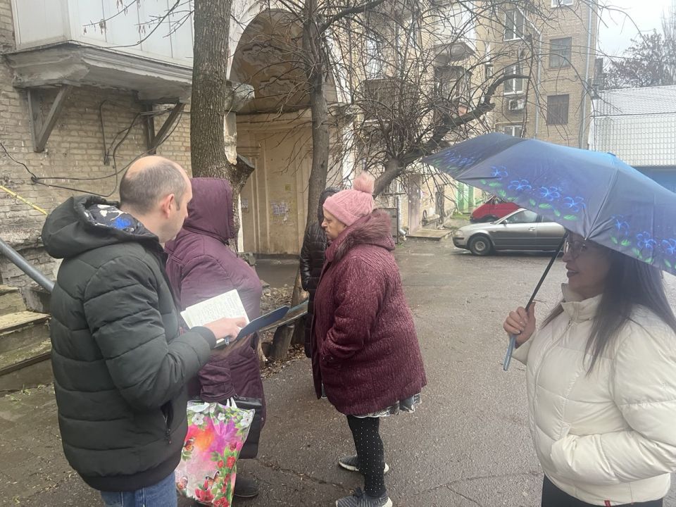 Продолжаются сходы с жителями Ленинского района города Донецка Продолжаются сходы с жителями Ленинского района города Донецка