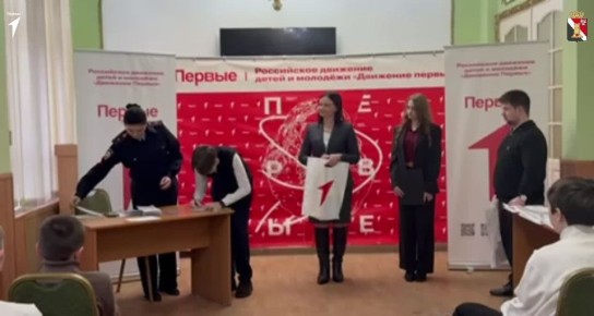 В городском округе Енакиево в рамках проекта «Мы – граждане России» состоялась торжественная церемония вручения первых паспортов юным жителям, которым исполнилось 14 лет