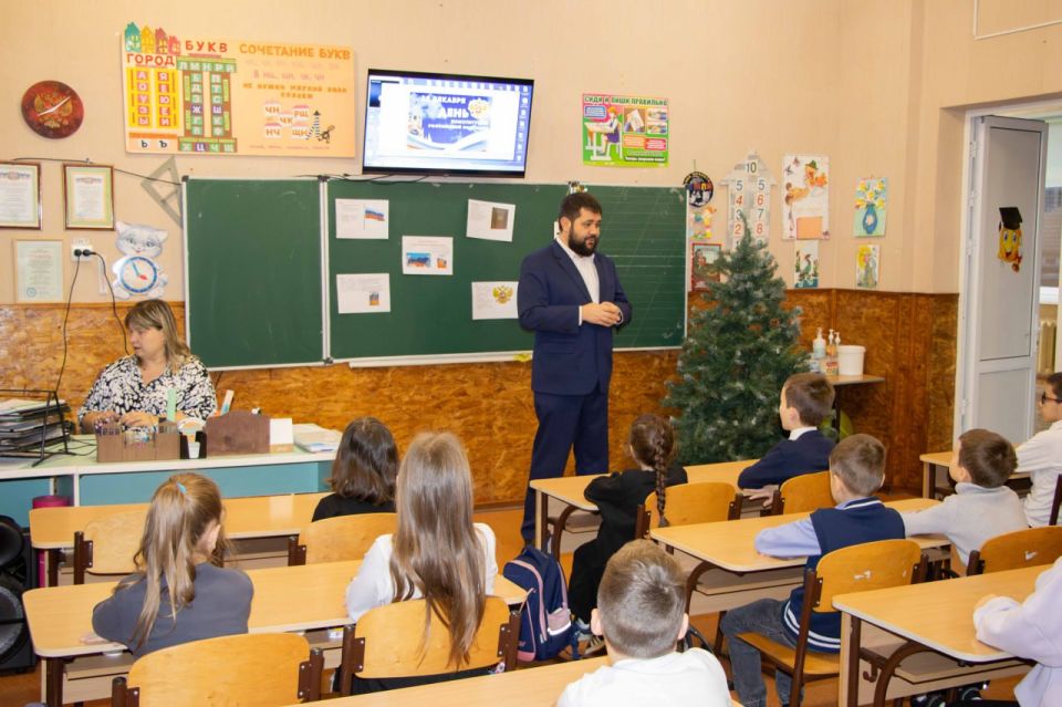 Георгий Селезнев провел для донецких школьников урок, посвященный Дню Конституции России Георгий Селезнев провел для донецких школьников урок, посвященный Дню Конституции России