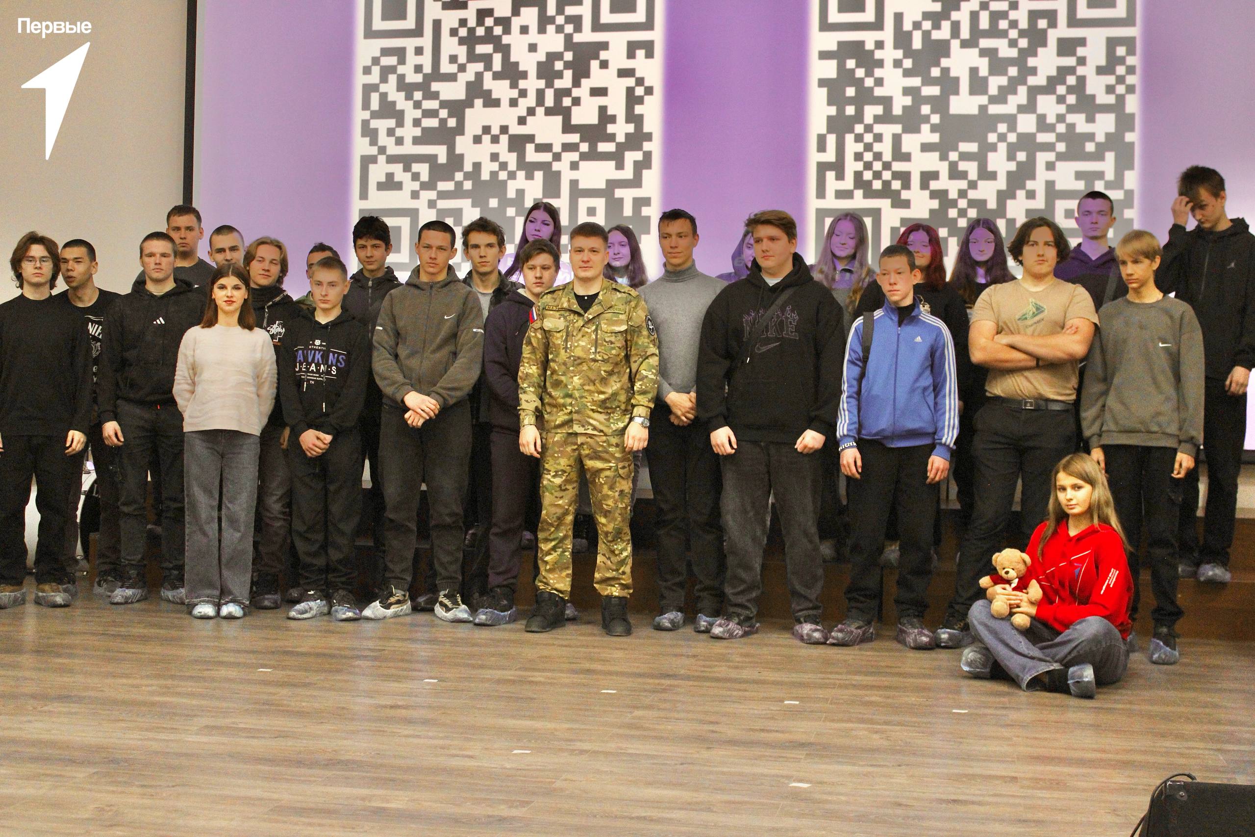 Ветеран СВО Семён Назаров провел урок мужества для студентов в Торезе Ветеран СВО Семён Назаров провел урок мужества для студентов в Торезе