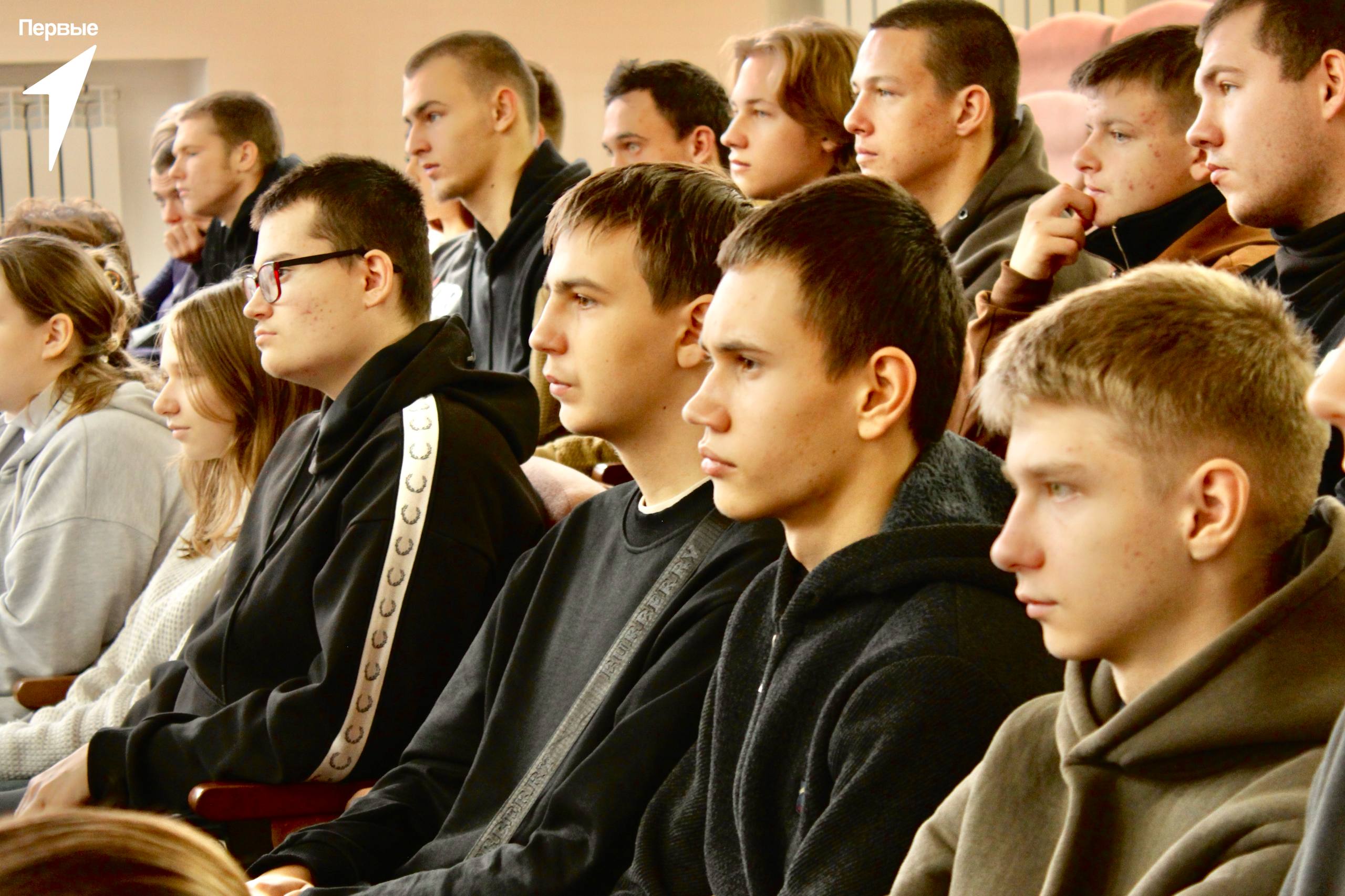 Ветеран СВО Семён Назаров провел урок мужества для студентов в Торезе Ветеран СВО Семён Назаров провел урок мужества для студентов в Торезе