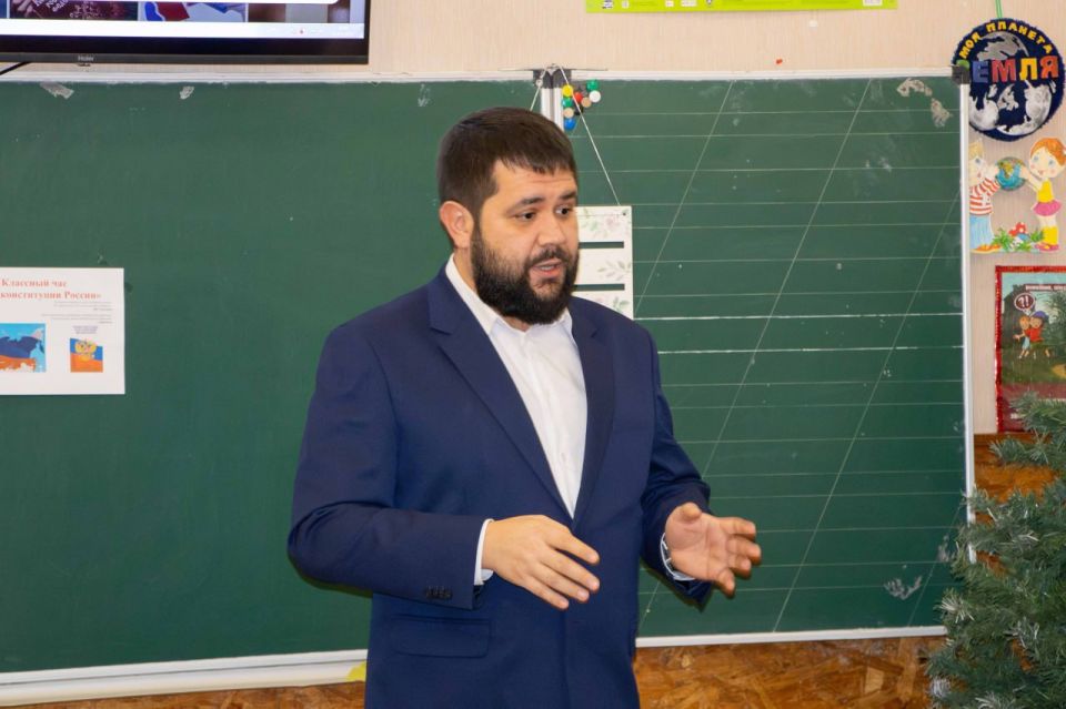 Георгий Селезнев провел для донецких школьников урок, посвященный Дню Конституции России Георгий Селезнев провел для донецких школьников урок, посвященный Дню Конституции России