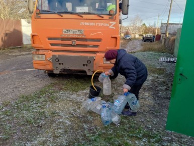 Продолжается подвоз воды населению