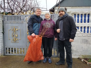 Жителям Курахово привезли наборы саженцев плодовых деревьев и кустарников