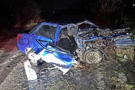 Жесткое ДТП в Шахтёрске. Рано утром 35летний водитель легковушки врезался в припаркованный экскаватор