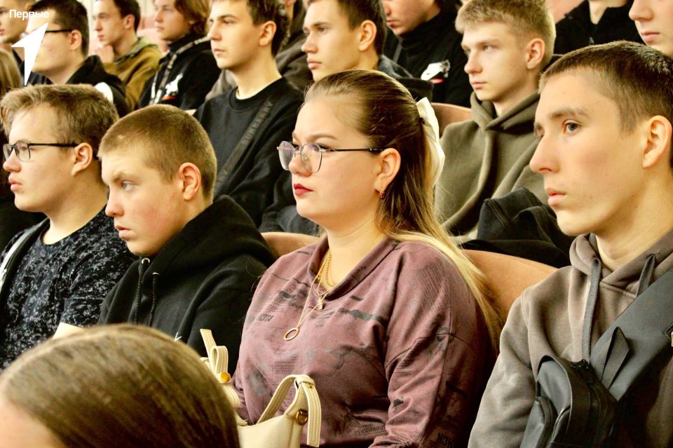 Ветеран СВО Семён Назаров провел урок мужества для студентов в Торезе Ветеран СВО Семён Назаров провел урок мужества для студентов в Торезе