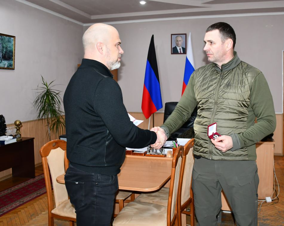 В завершение рабочего визита Дмитрий Викторович и Сергей Викторович обсудили реализацию проектов по восстановлению инфраструктуры Дебальцево с 2025 году, проанализировали возникавшие в процессе работы сложности и, с учетом...