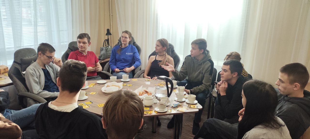 Сегодня молодежный отдел имени Марии Пироговой вновь превратился в настоящую площадку для интеллектуальных баталий и веселого общения Сегодня молодежный отдел имени Марии Пироговой вновь превратился в настоящую площадку для интеллектуальных баталий и веселого общения