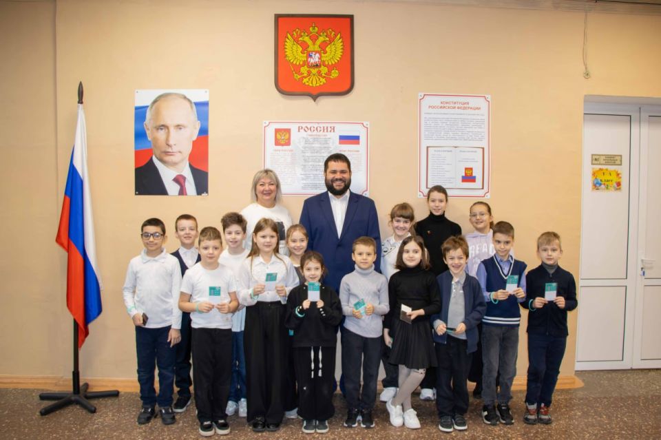 Георгий Селезнев провел для донецких школьников урок, посвященный Дню Конституции России Георгий Селезнев провел для донецких школьников урок, посвященный Дню Конституции России