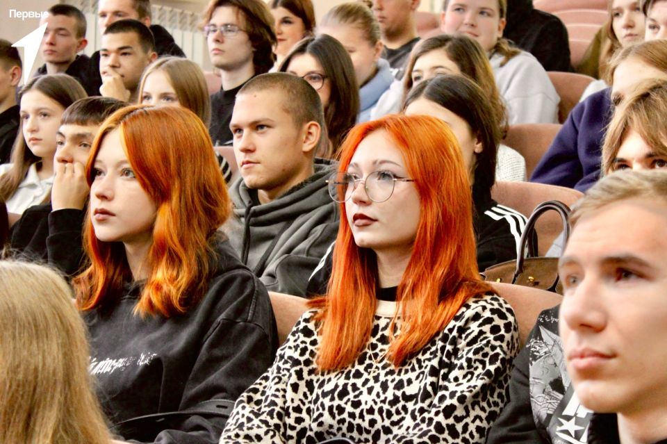 Ветеран СВО Семён Назаров провел урок мужества для студентов в Торезе Ветеран СВО Семён Назаров провел урок мужества для студентов в Торезе