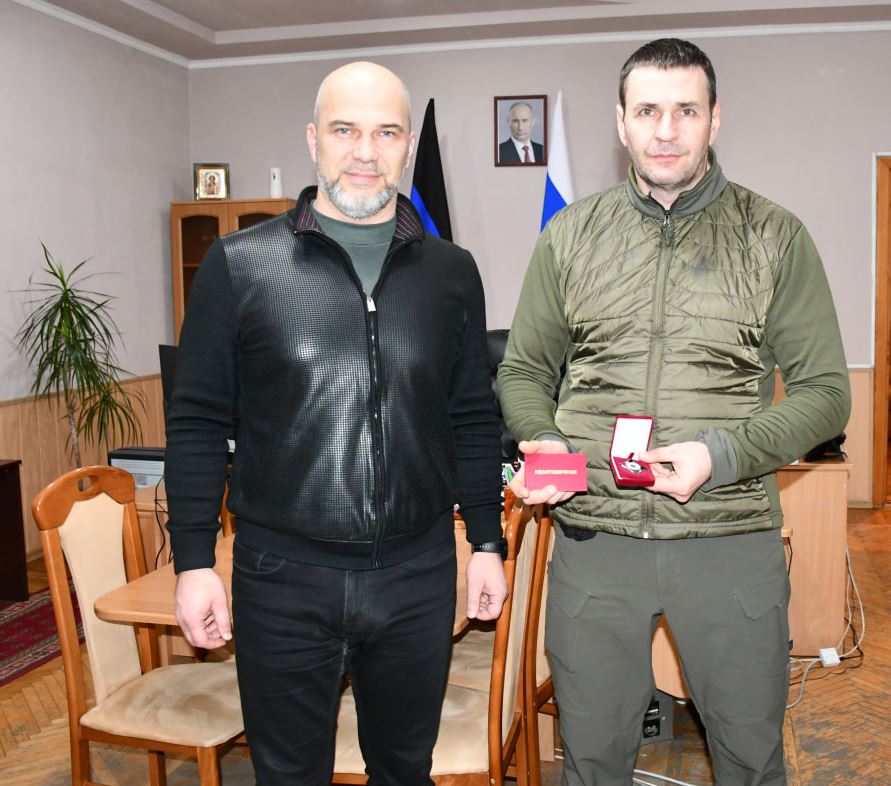 В завершение рабочего визита Дмитрий Викторович и Сергей Викторович обсудили реализацию проектов по восстановлению инфраструктуры Дебальцево с 2025 году, проанализировали возникавшие в процессе работы сложности и, с учетом... В завершение рабочего визита Дмитрий Викторович и Сергей Викторович обсудили реализацию проектов по восстановлению инфраструктуры Дебальцево с 2025 году, проанализировали возникавшие в процессе работы сложности и, с учетом...