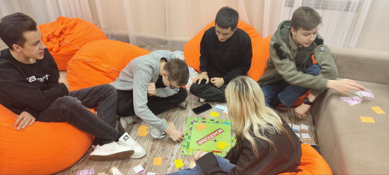 Сегодня молодежный отдел имени Марии Пироговой вновь превратился в настоящую площадку для интеллектуальных баталий и веселого общения Сегодня молодежный отдел имени Марии Пироговой вновь превратился в настоящую площадку для интеллектуальных баталий и веселого общения