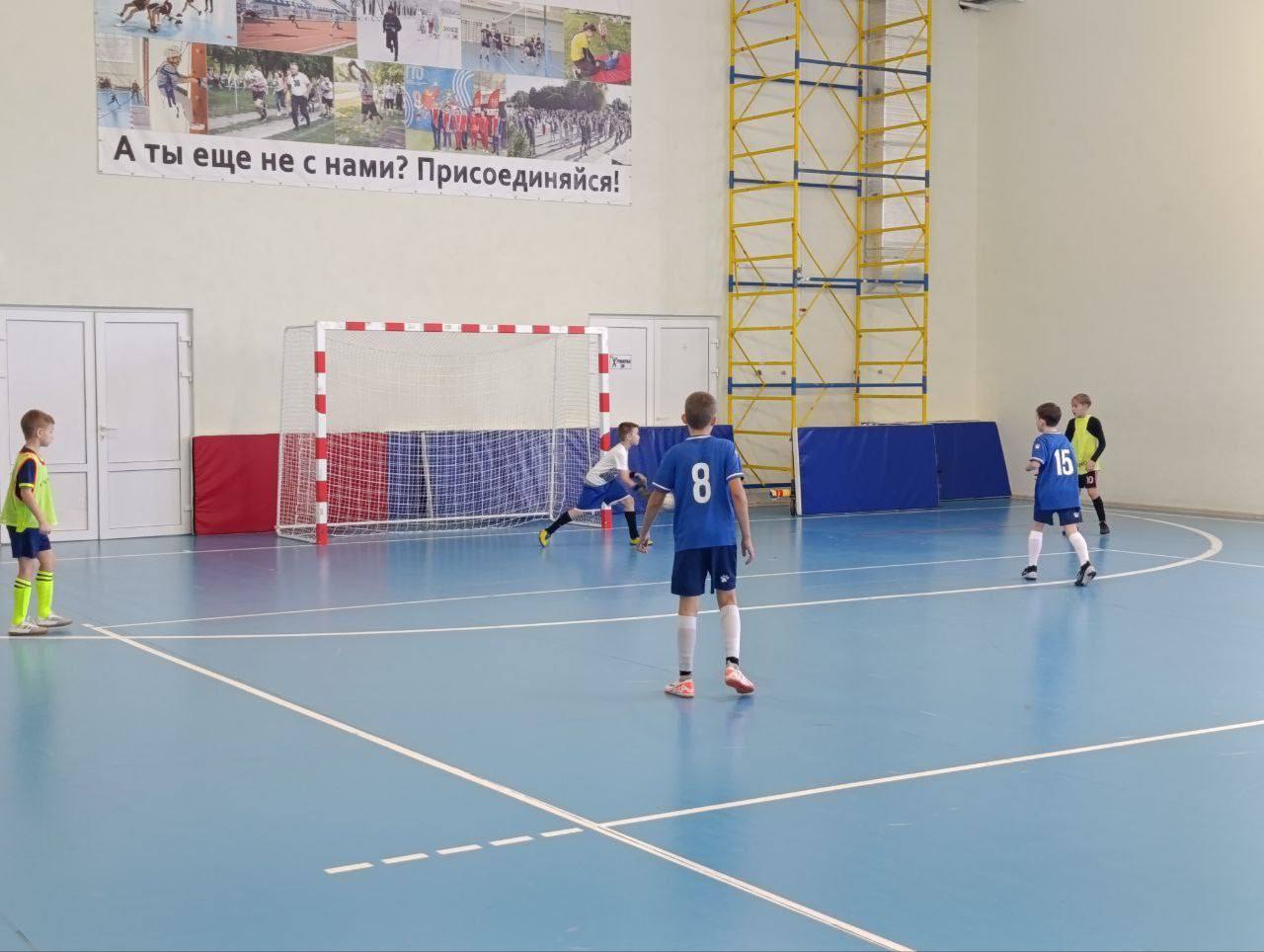 В захватывающем поединке, полном искрометных моментов, футболисты Зугрэсского «Энергетика» одержали победу над командой "ИНТЕРДОН" из Амвросиевки со счетом 8:6 в четвертом матче Первенства, проходившем в поселке Куйбышево В захватывающем поединке, полном искрометных моментов, футболисты Зугрэсского «Энергетика» одержали победу над командой "ИНТЕРДОН" из Амвросиевки со счетом 8:6 в четвертом матче Первенства, проходившем в поселке Куйбышево