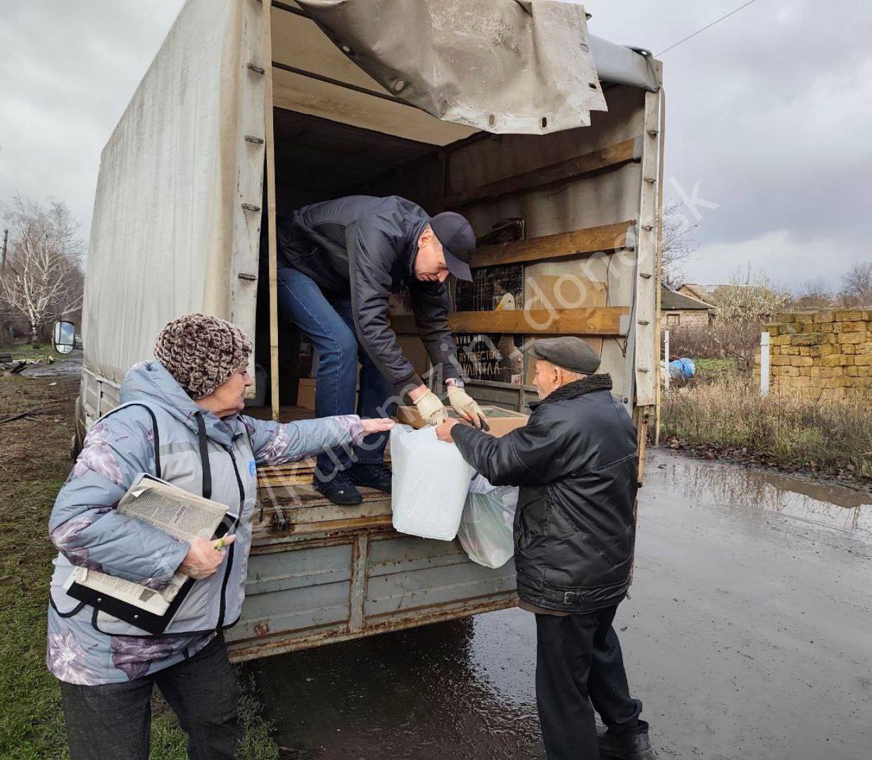 Жителям Великой Новоселки доставили продукты, средства гигиены и стройматериалы Жителям Великой Новоселки доставили продукты, средства гигиены и стройматериалы