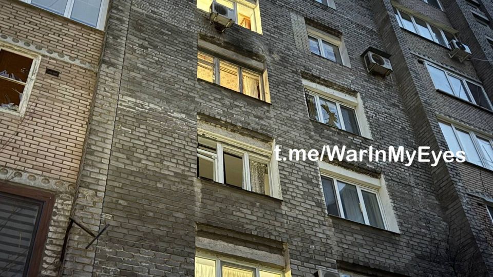 В сети публикуют фото последствий прилета украинского БПЛА в жилой многоквартирный дом в Донецке В сети публикуют фото последствий прилета украинского БПЛА в жилой многоквартирный дом в Донецке