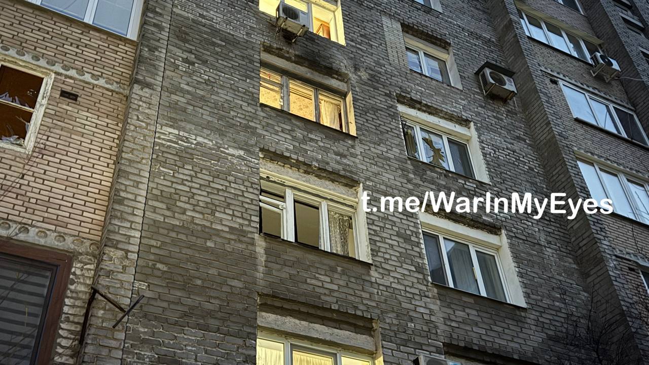 В сети публикуют фото последствий прилета украинского БПЛА в жилой многоквартирный дом в Донецке В сети публикуют фото последствий прилета украинского БПЛА в жилой многоквартирный дом в Донецке