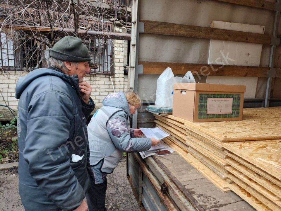 Жителям Великой Новоселки доставили продукты, средства гигиены и стройматериалы Жителям Великой Новоселки доставили продукты, средства гигиены и стройматериалы