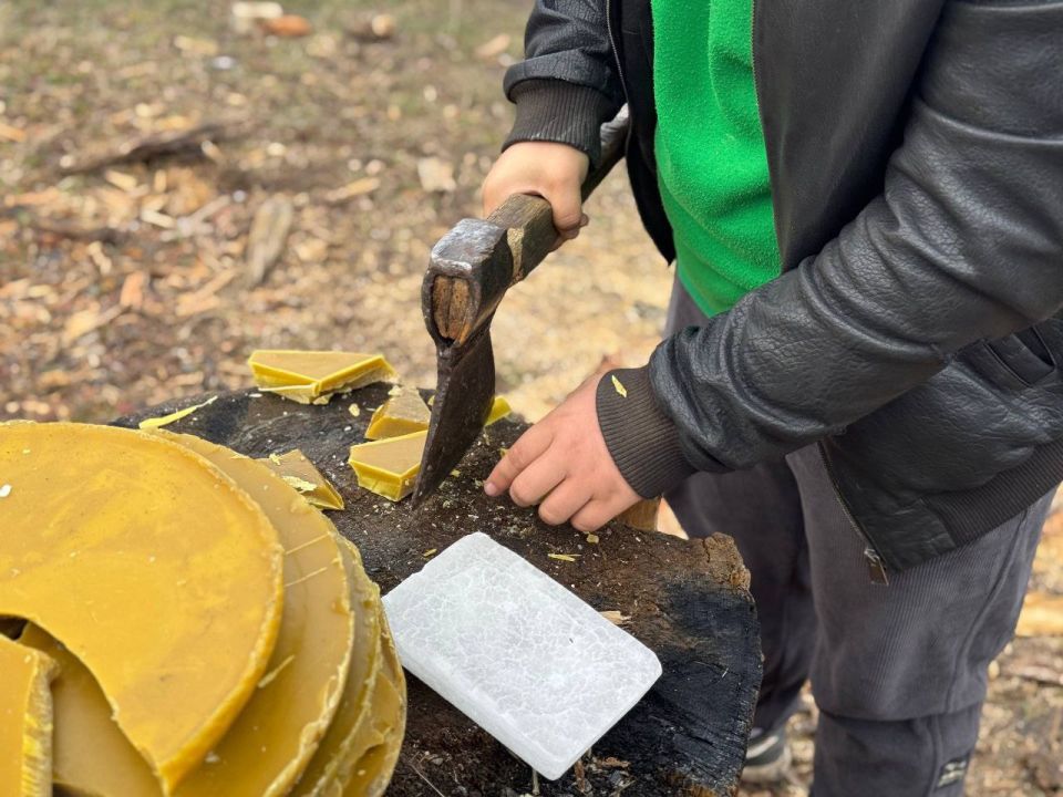 Изготовление окопных свечей в Торезе: поддержка фронта от студентов и волонтёров Изготовление окопных свечей в Торезе: поддержка фронта от студентов и волонтёров