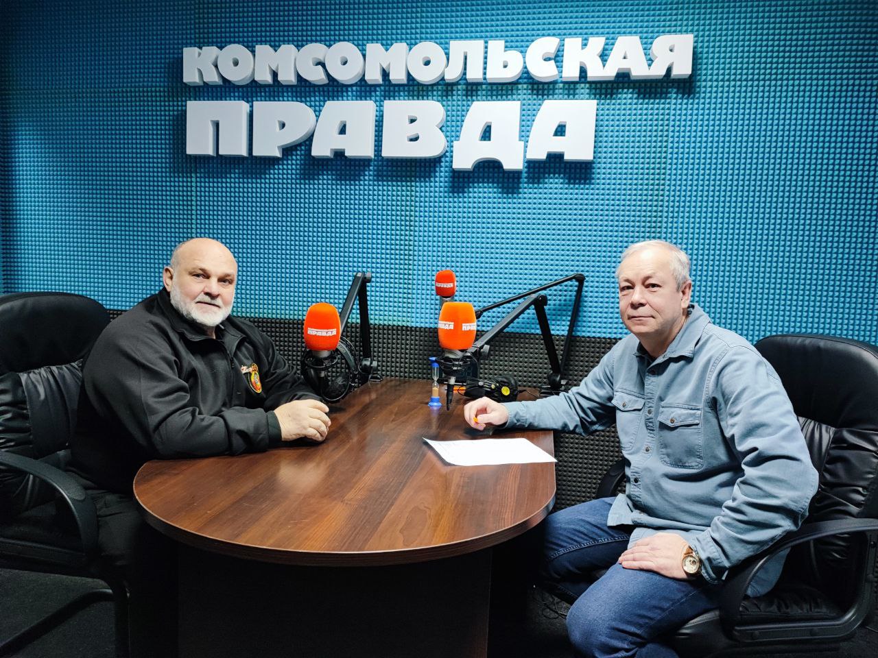 Эдуард Басурин: Друзья, сегодня воскресенье и мы встречаемся с вами в эфире на радио "Комсомольская правда-Новороссия" в 19.00